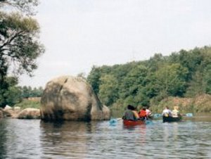 Kanu2_grosser_Felsen.jpg (16247 Byte)